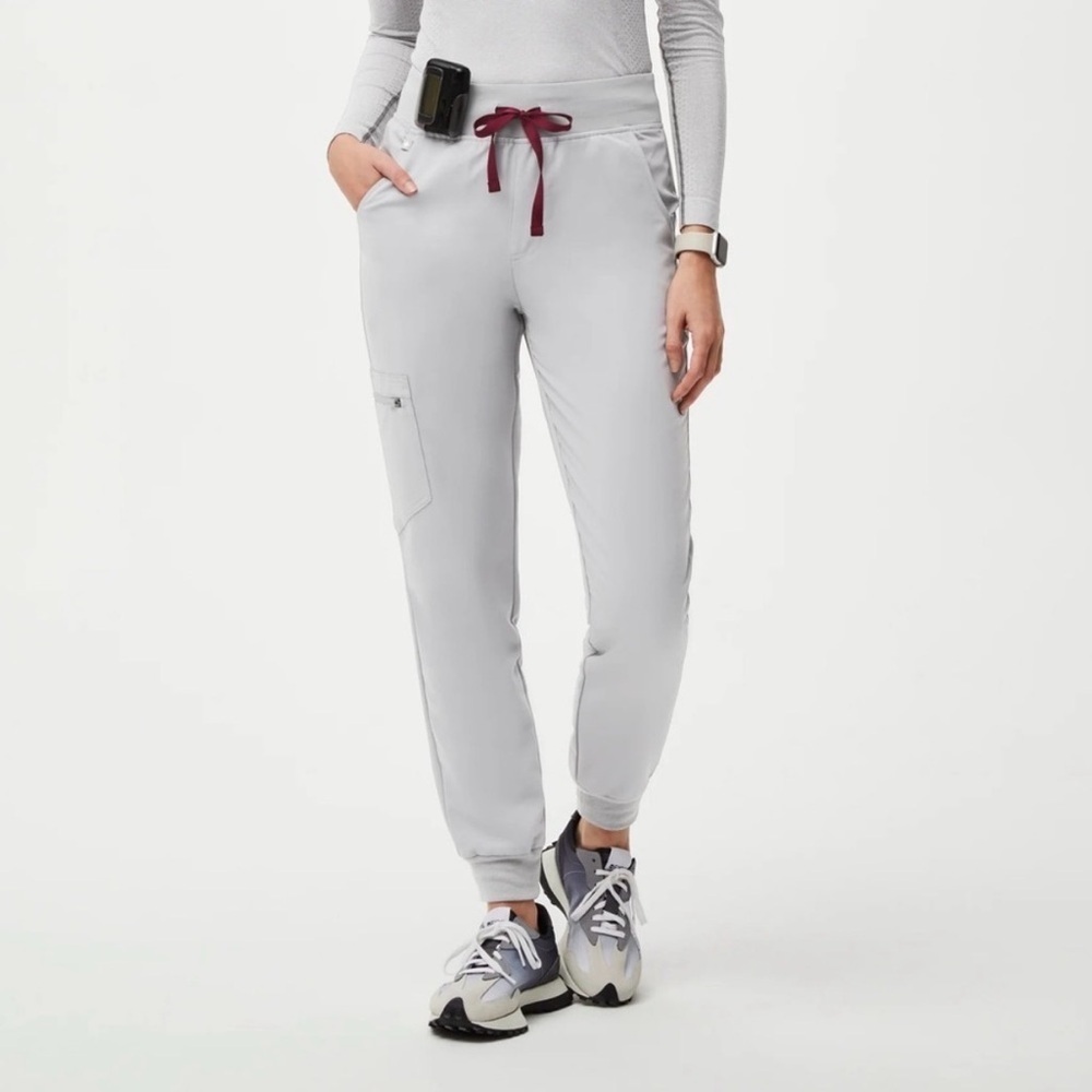 FIGS Zamora Joggers in Cement